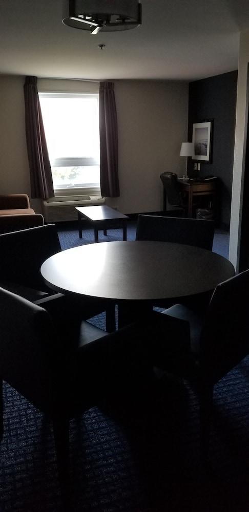 Super 8 By Wyndham Lachenaie/terrebonne