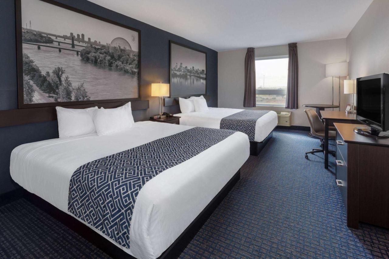 Super 8 By Wyndham Lachenaie/terrebonne Hotel