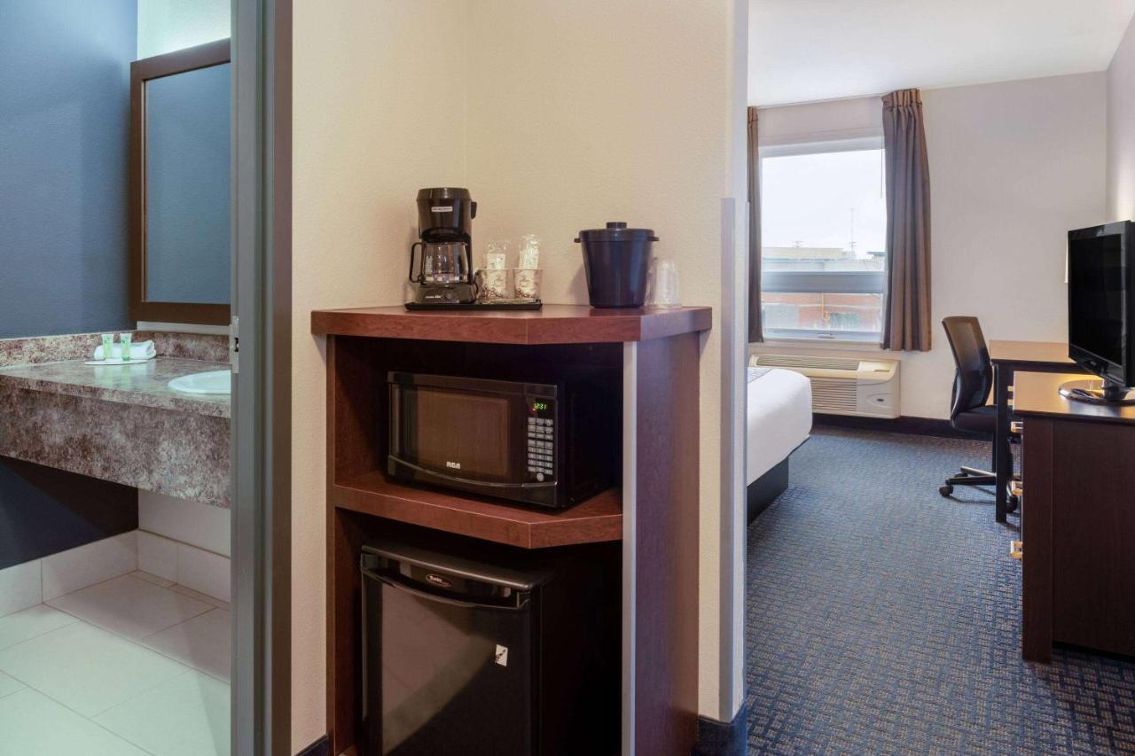 Super 8 By Wyndham Lachenaie/terrebonne Terrebonne