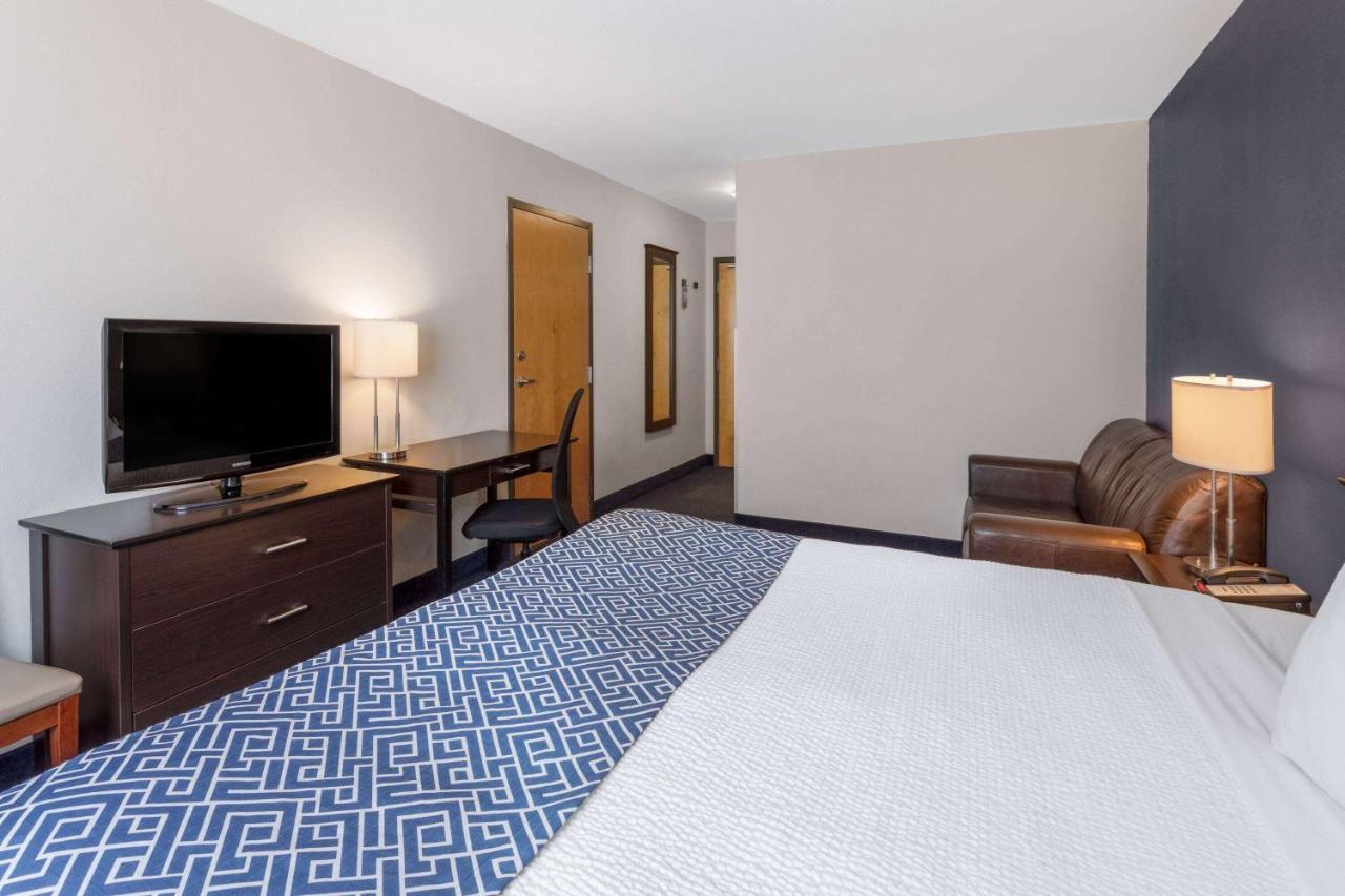 Super 8 By Wyndham Lachenaie/terrebonne Terrebonne