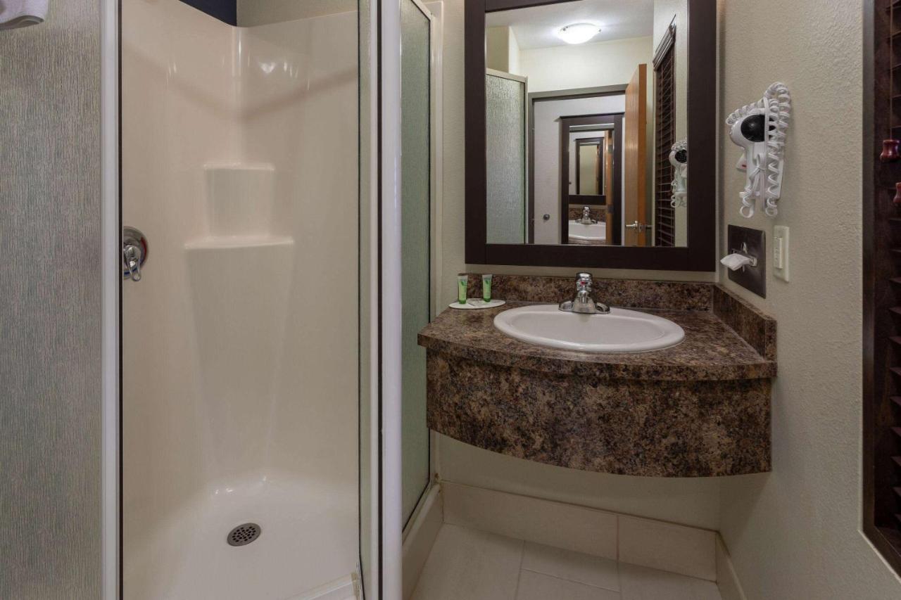 Super 8 By Wyndham Lachenaie/terrebonne Hotel 3*