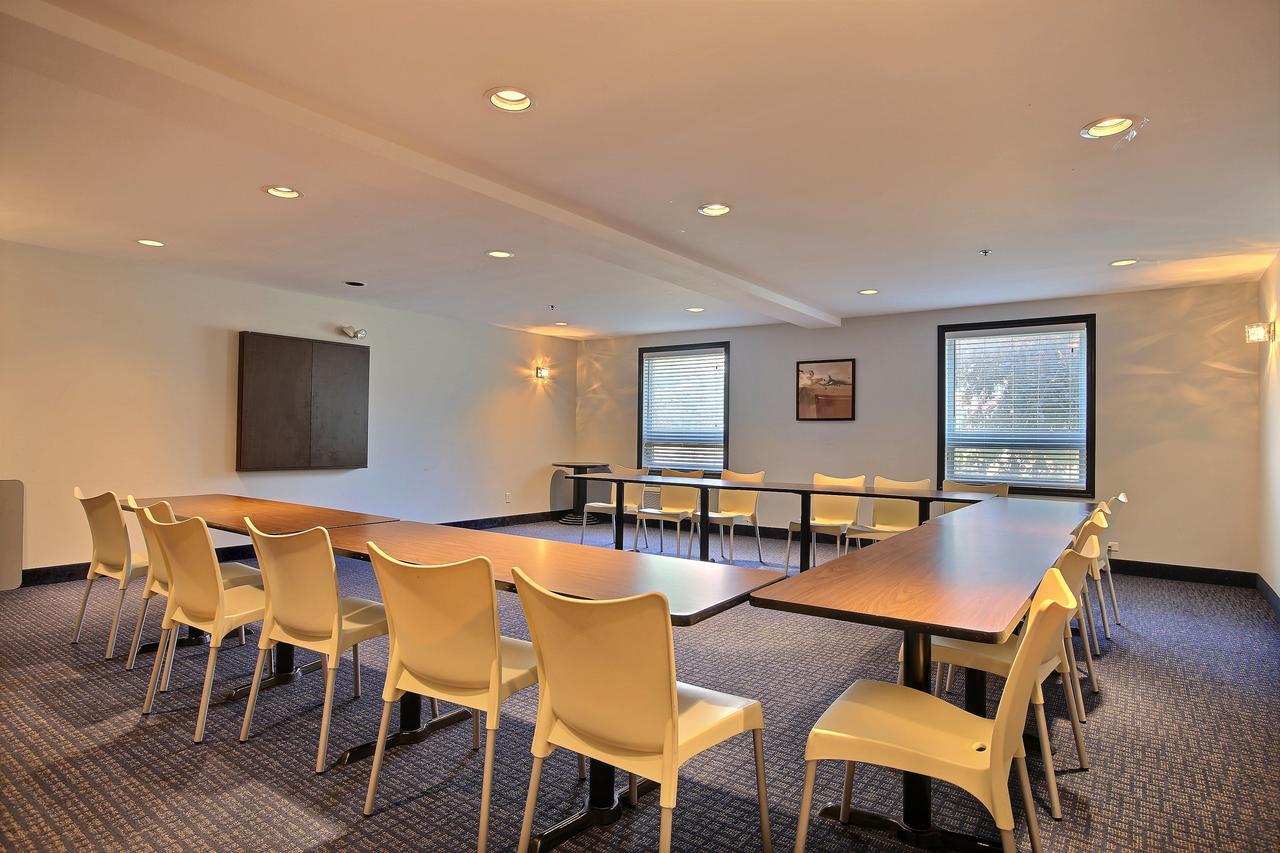 Super 8 By Wyndham Lachenaie/terrebonne Hotel 3*