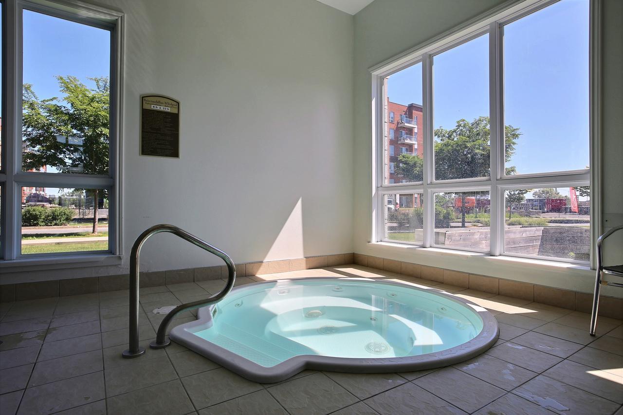 Super 8 By Wyndham Lachenaie/terrebonne 3*